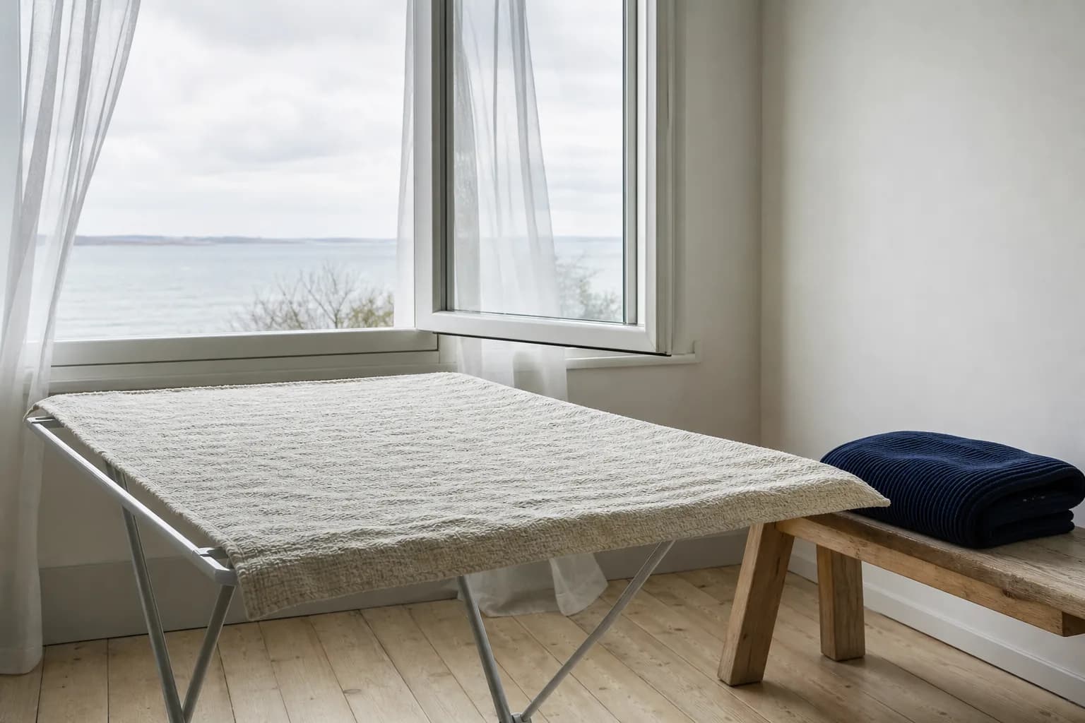 Una coperta leggera stesa in piano ad asciugare su una superficie pulita